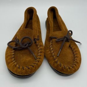 New Minnetonka Moccasin slippers size 3. New without tags. Never worn. Suede